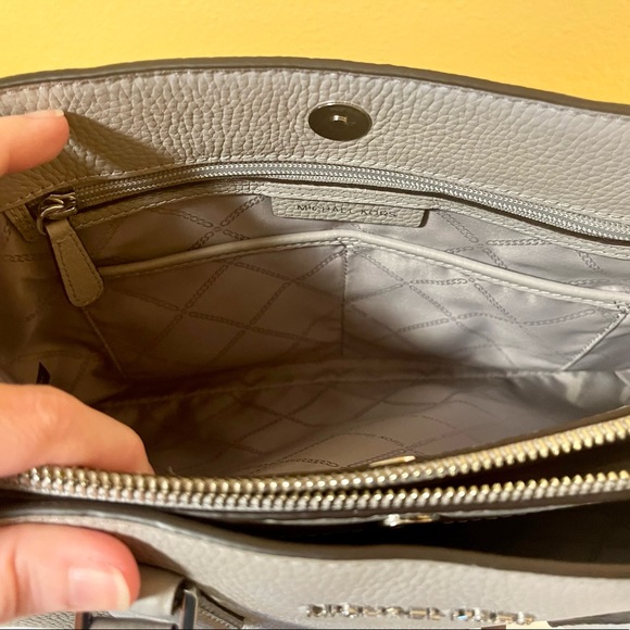 Authentic Michael Michael Kors Large handbag and matching wallet. - Picture 9 of 12